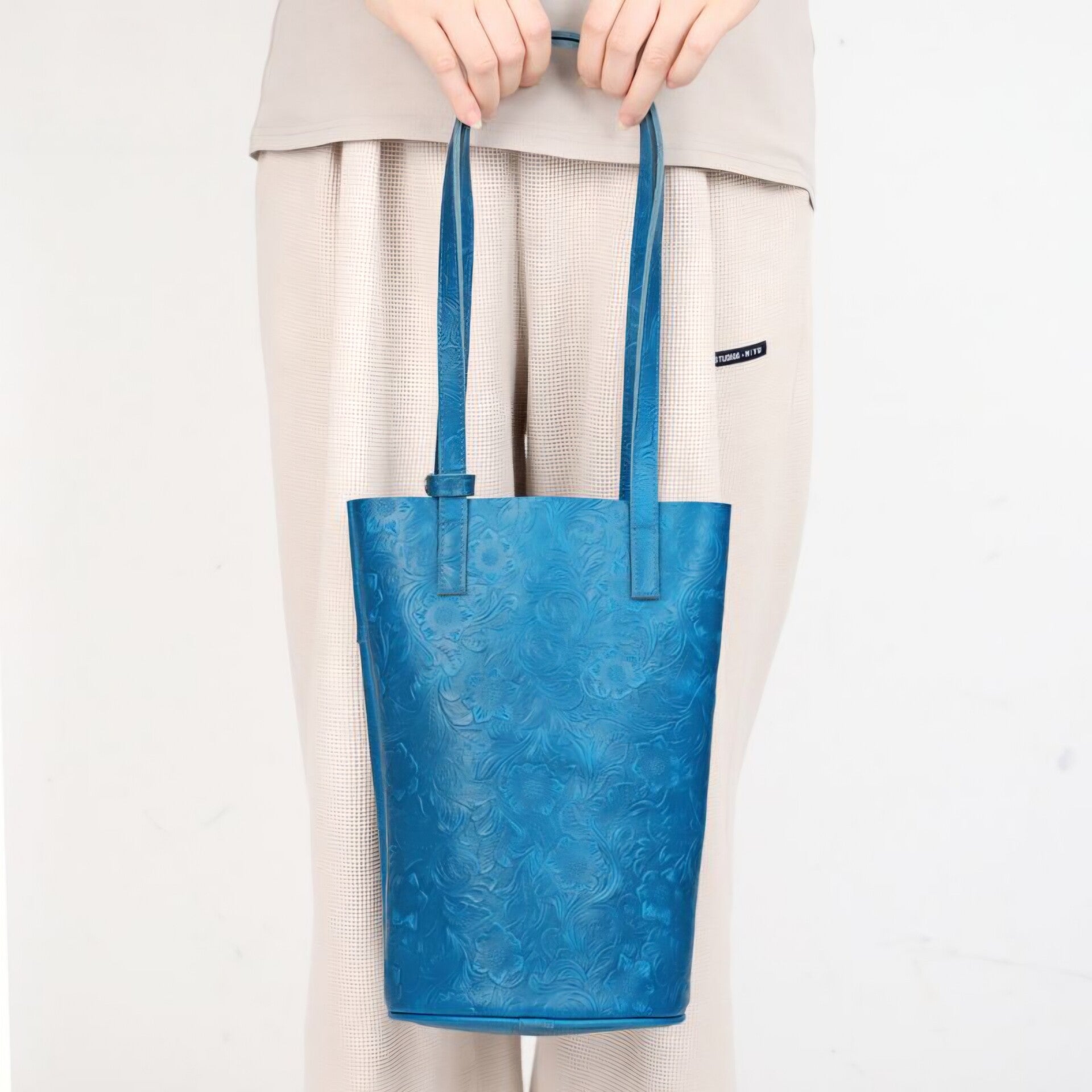 Handcrafted full-grain leather bucket bag, top-grain cowhide, large capacity, perfect for commuting, premium feel