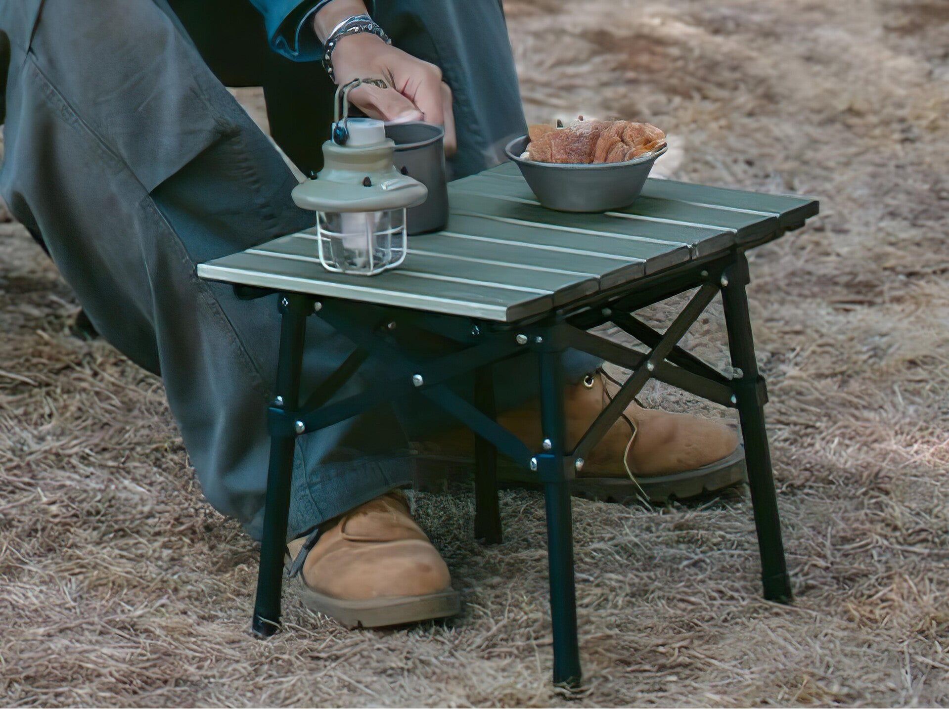 Outdoor portable folding table, lightweight outdoor camping equipment, picnic and barbecue gear.