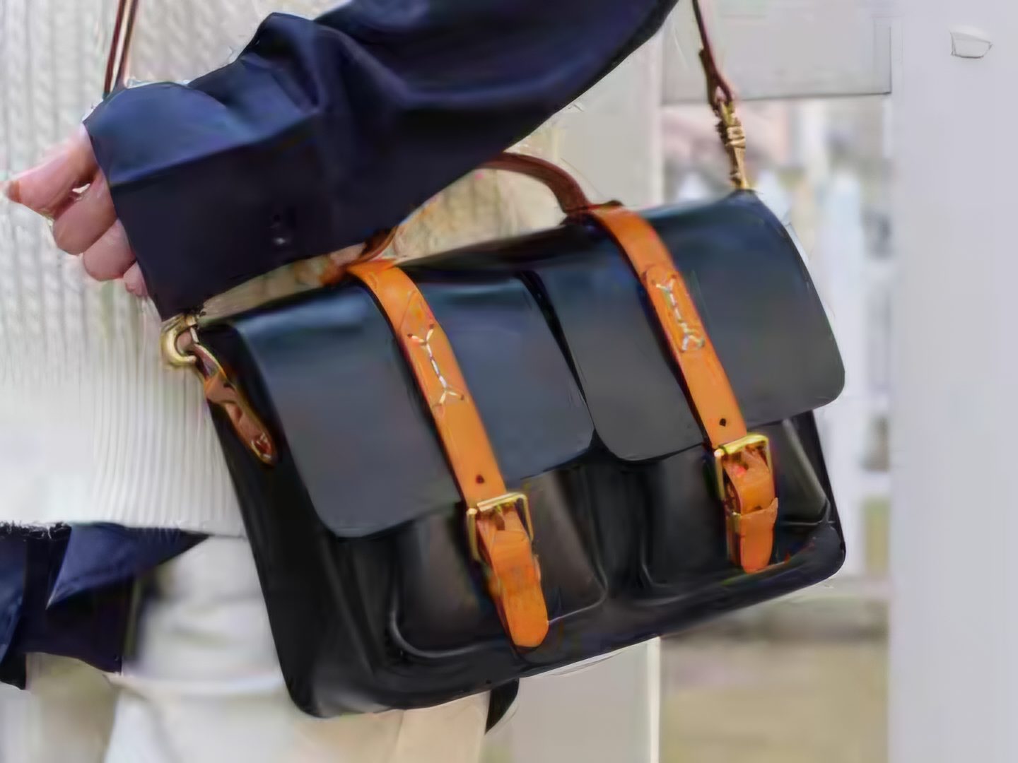 Genuine leather women's crossbody bag, high-end design, niche style, large capacity, business commuting handbag, laptop bag