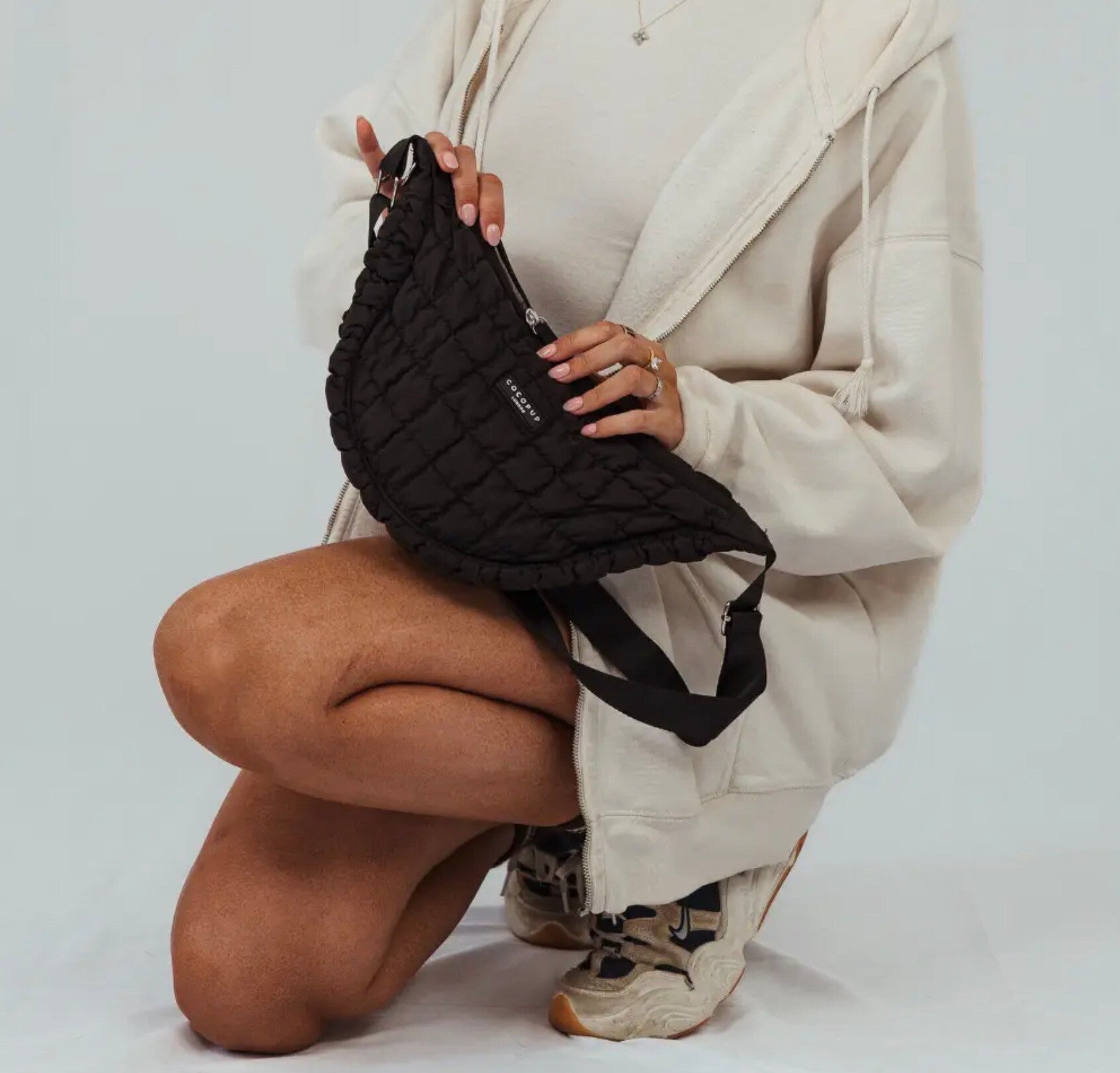 Crossbag met ingebouwd poepzakhouder ZWART