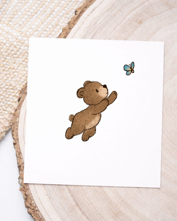 Bär fängt Schmetterling
