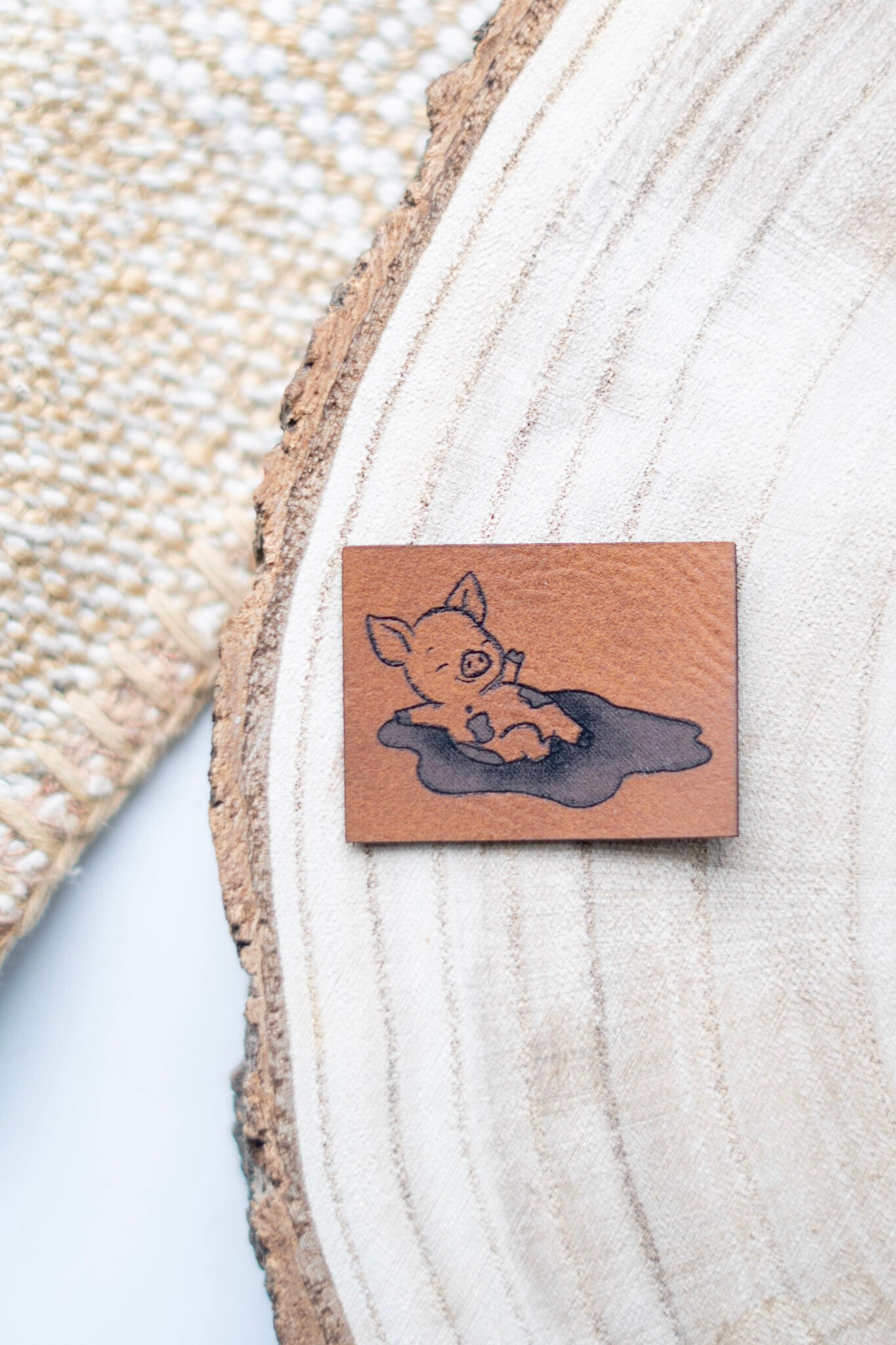 Schwein badet in Schlamm Label