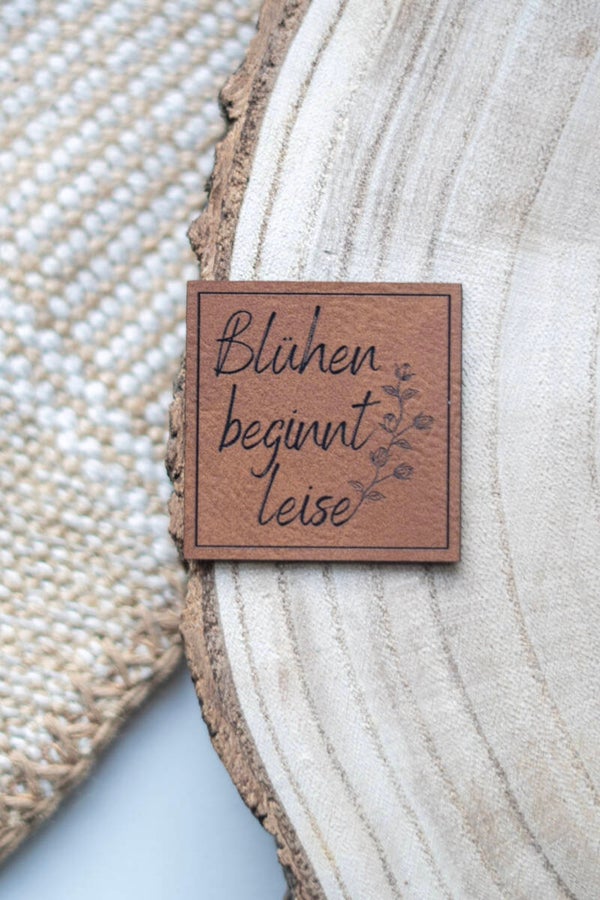 Blühen beginnt leise Label