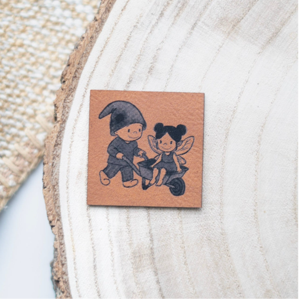 Wichtel schiebt Fee Label