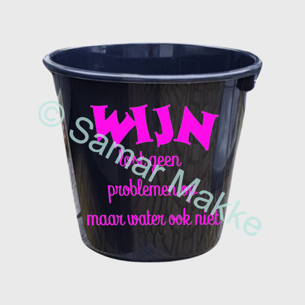 Cadeau emmer: Wijn lost geen problemen op maar water ook niet (Nederlands/Fries)