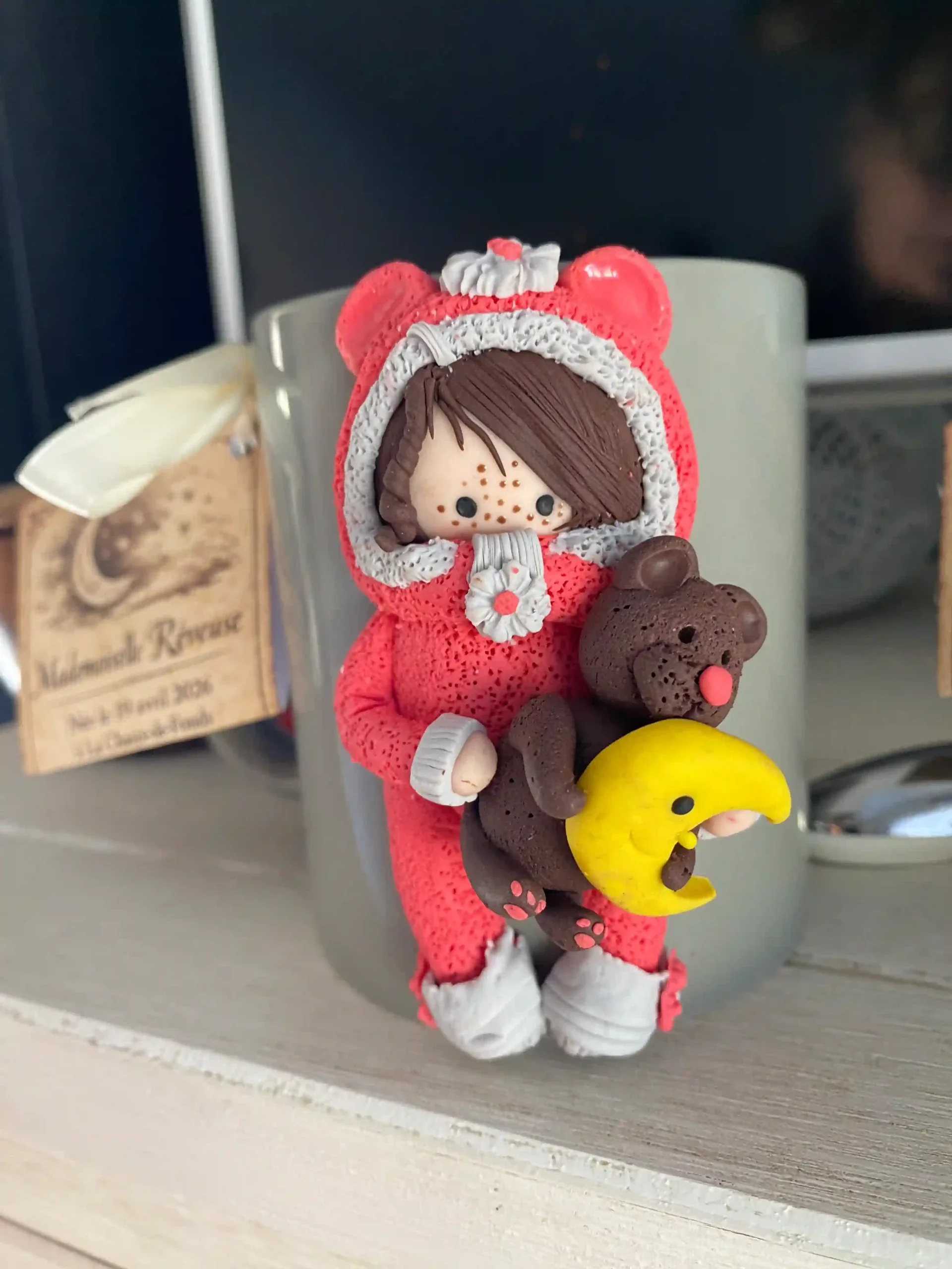 Mug "Mademoiselle Rêveuse" – Douceur de Grès & Magie en Fimo