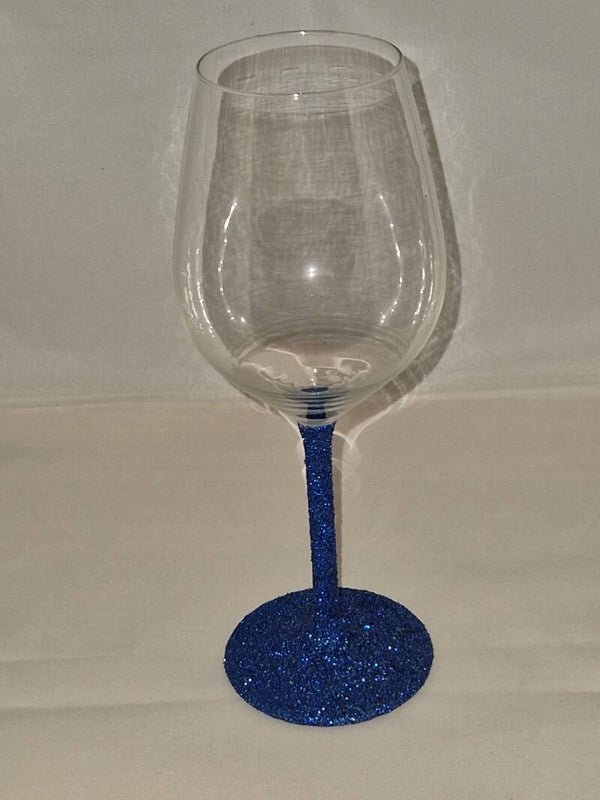 Wijnglas met blauwe glitters