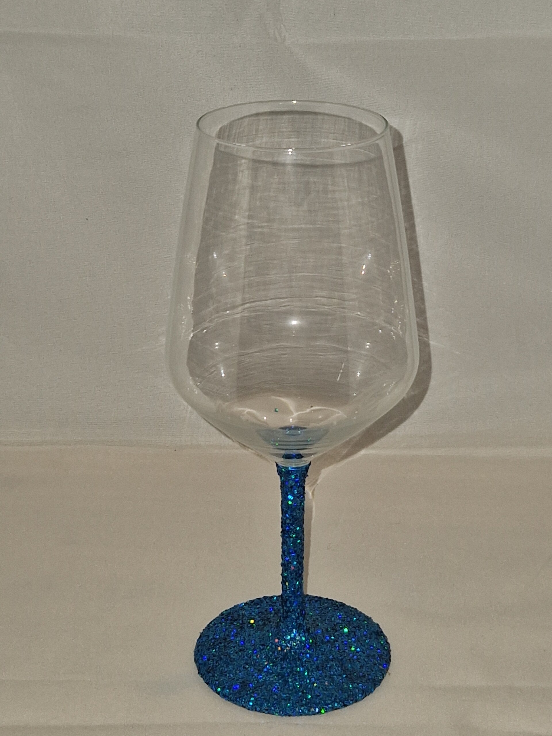 Wijnglas met grove blauwe glitters