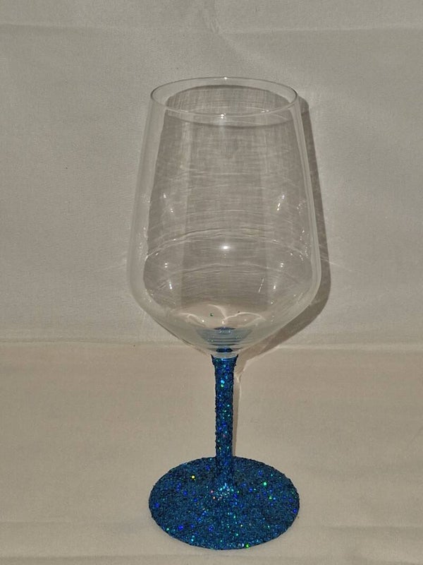 Wijnglas met grove blauwe glitters