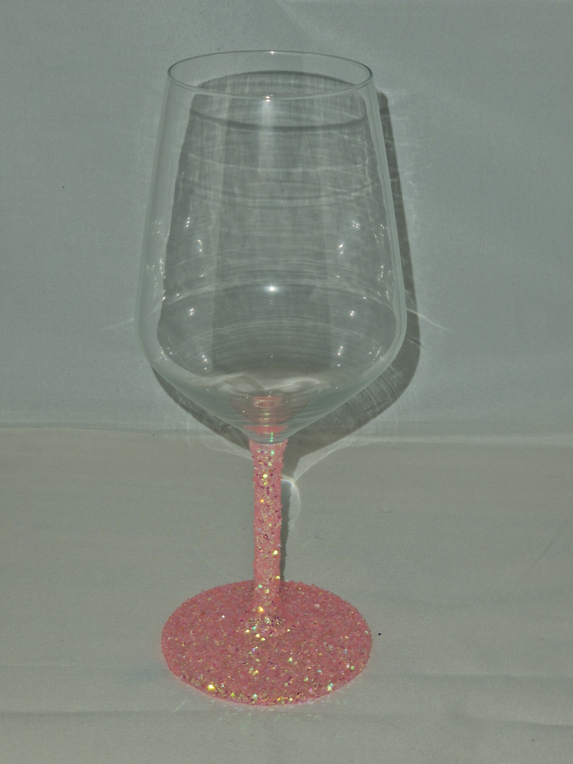 Wijnglas met grove roze glitters