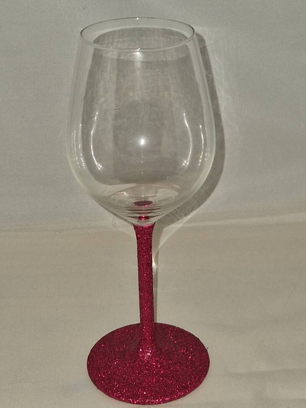 Wijnglas met donker roze glitters