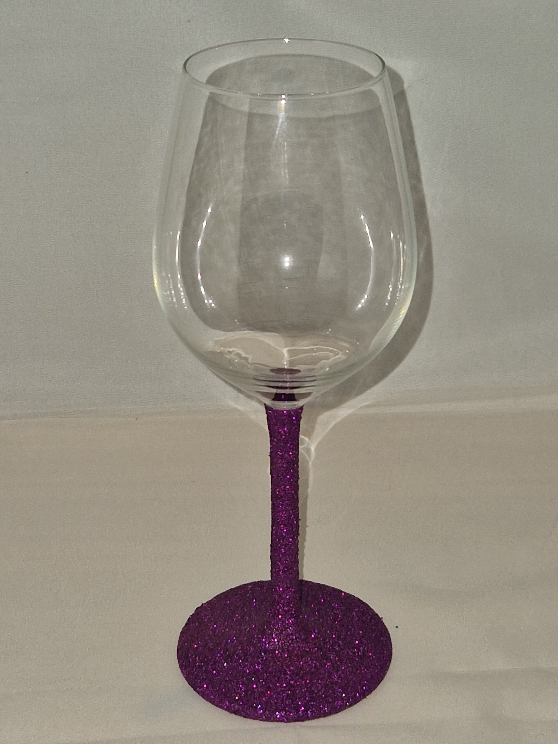Wijnglas met paarse glitters