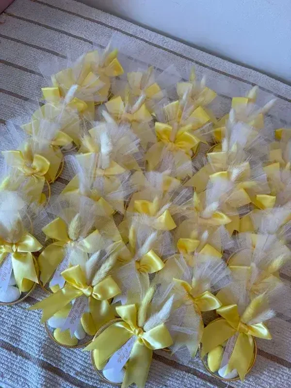 anneaux de dragées et fleurs en cône