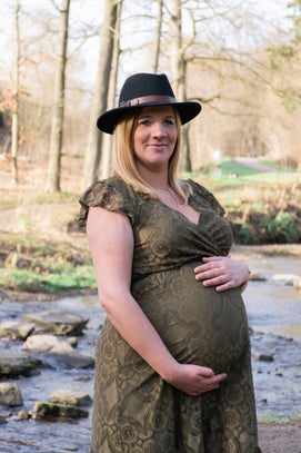 Zwangere vrouw voor kasteel