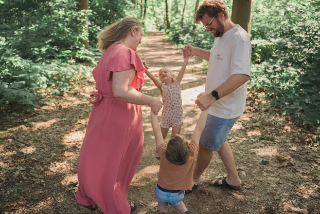 Gezinsshoot op de Beegderheide, gezin dansend in een kringetje