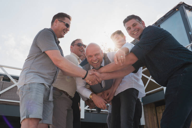 Groepsfoto&#039;s bruiloft bruidegom