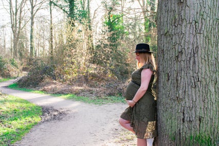 Zwangerschapsshoot tegen boom