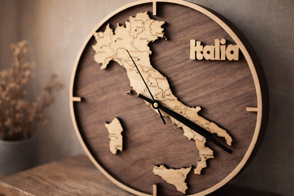 Holz-Wanduhr „Italia“ – Italien-Landkarte aus Linde & Walnuss