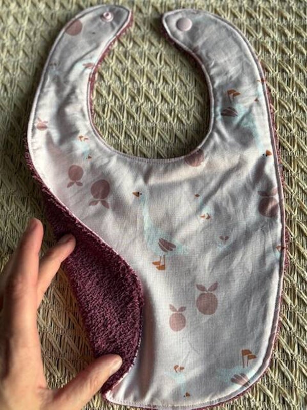 Bavoir bébé - Oies sur fond vieux rose / éponge terracotta