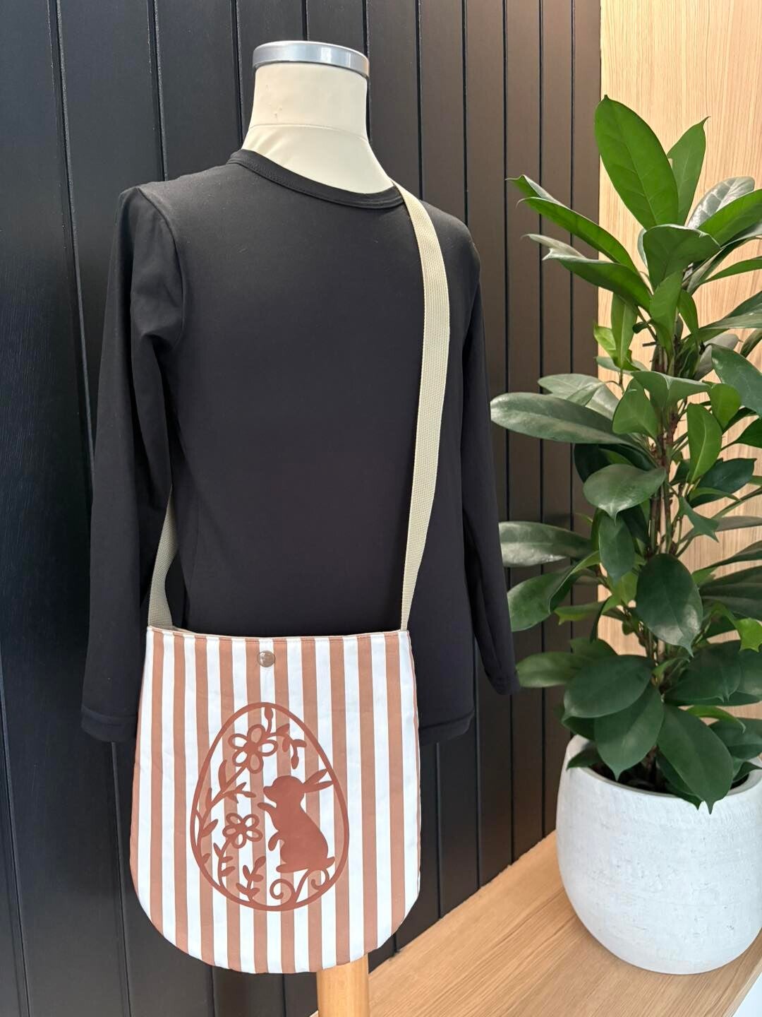 Sac besace enfant ( modèle long) œuf et lapin  intérieur taupe.