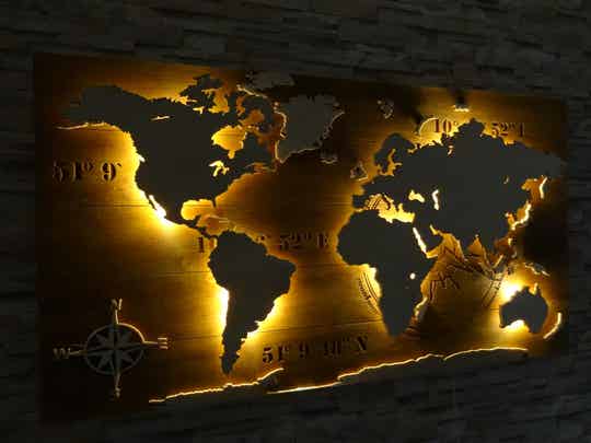 Beleuchtete Weltkarte aus Holz "Kompass"