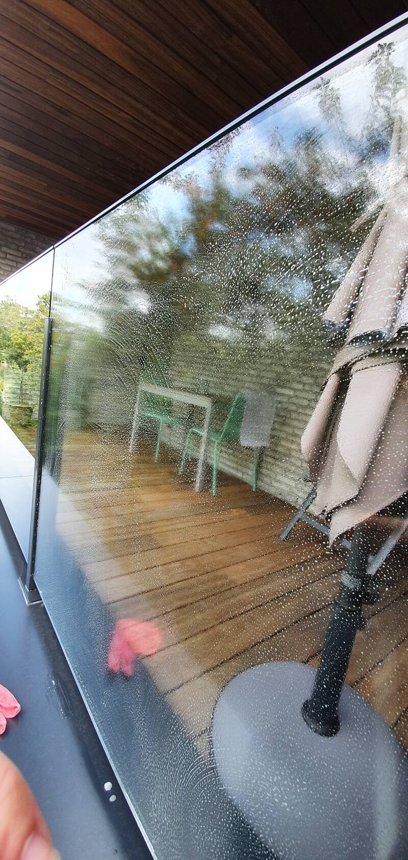 reinigen van glazen balustrade 
