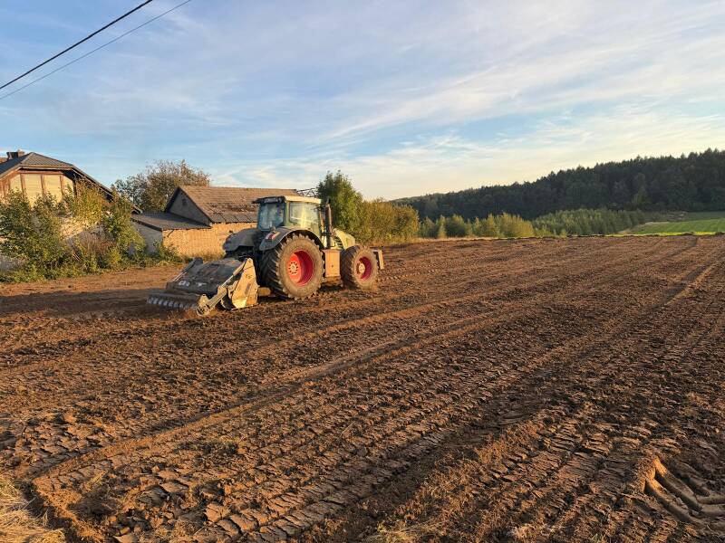 Ciągnik Fendt z mulczerem podczas mulczowania wgłębnego i przygotowania terenu
