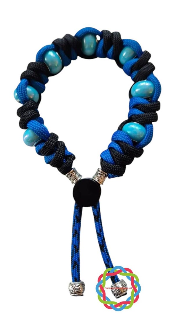 Paracord armband blauw/zwart met blauwe kralen.
