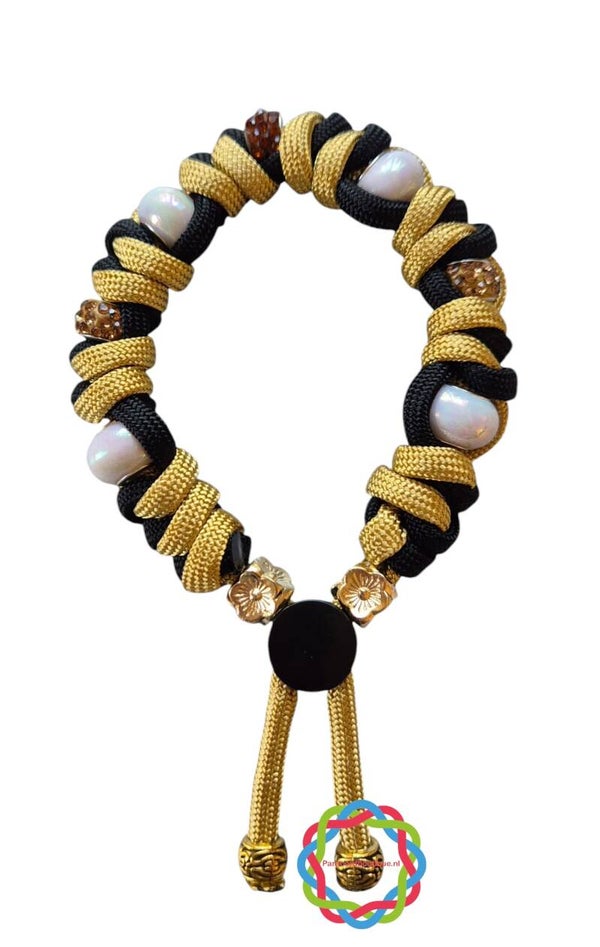 Paracord armband goud/zwart met parelmoer witte kralen en  bruine bling bling steentjes.