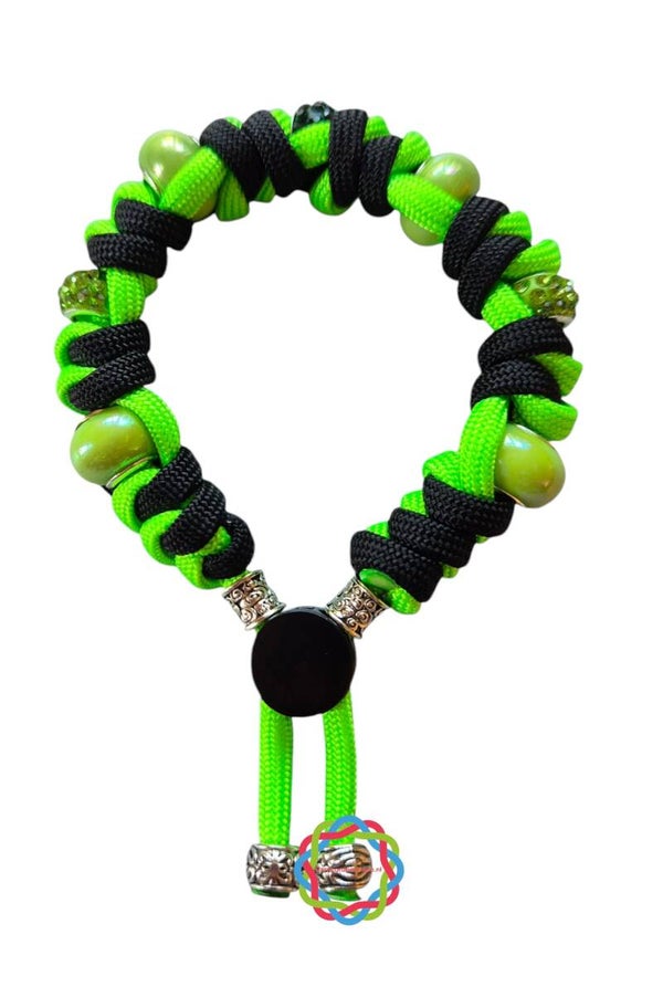 Paracord armband neon groen/zwart met witte bling bling steentjes