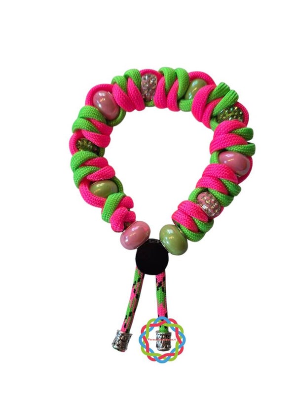 Paracord armband neon roze/noen groen met bling en parelmoer kralen