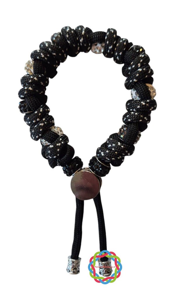 Paracord armband zwart wit comi met witte bling bling steentjes.