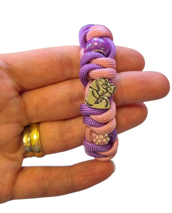 Armband in paars en rose koord gemixt  met ras naar keuze