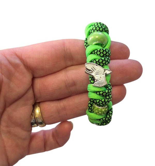 Armband in neon groene koord gemixt met ras naar keuze