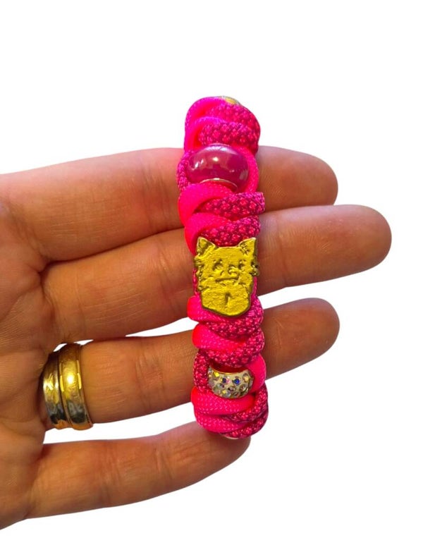 Armband in Neon Roze koord gemixt met ras naar keuze