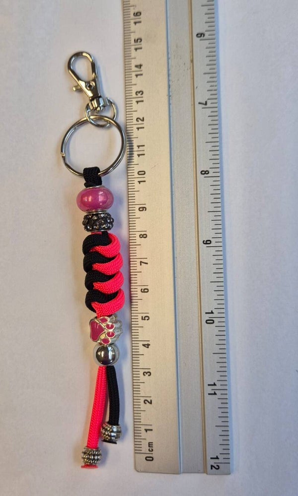 Sleutelhanger zwart, rose met pootje