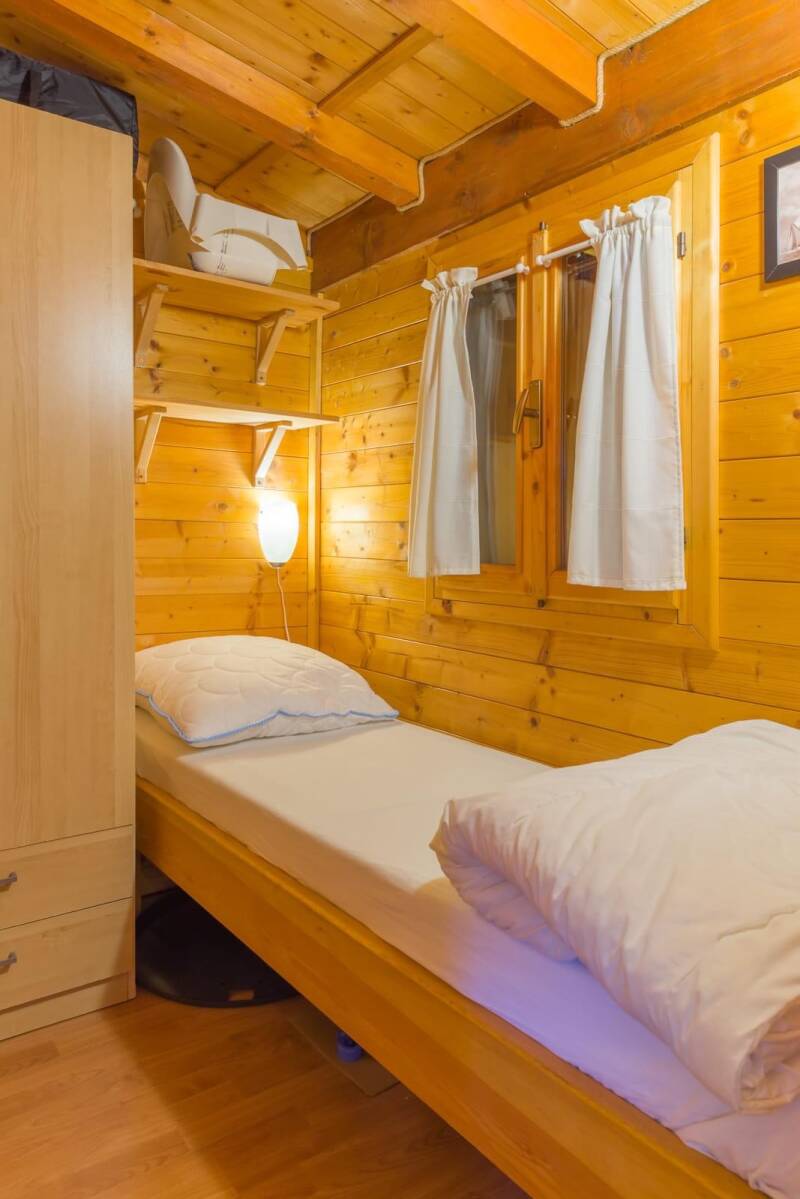 Slaapkamer 2 chalet Rotterdam 15