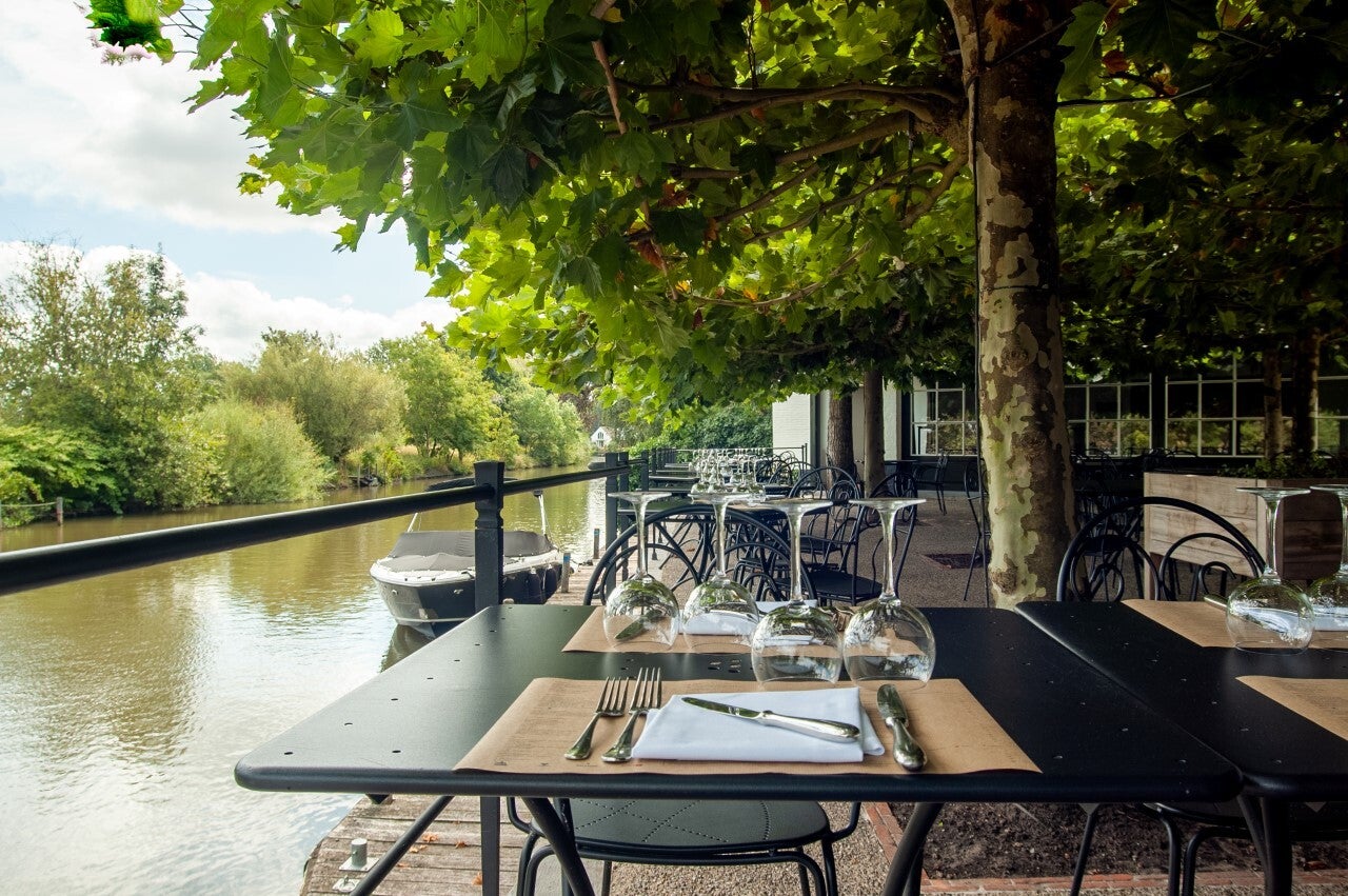 Met boot naar restaurant