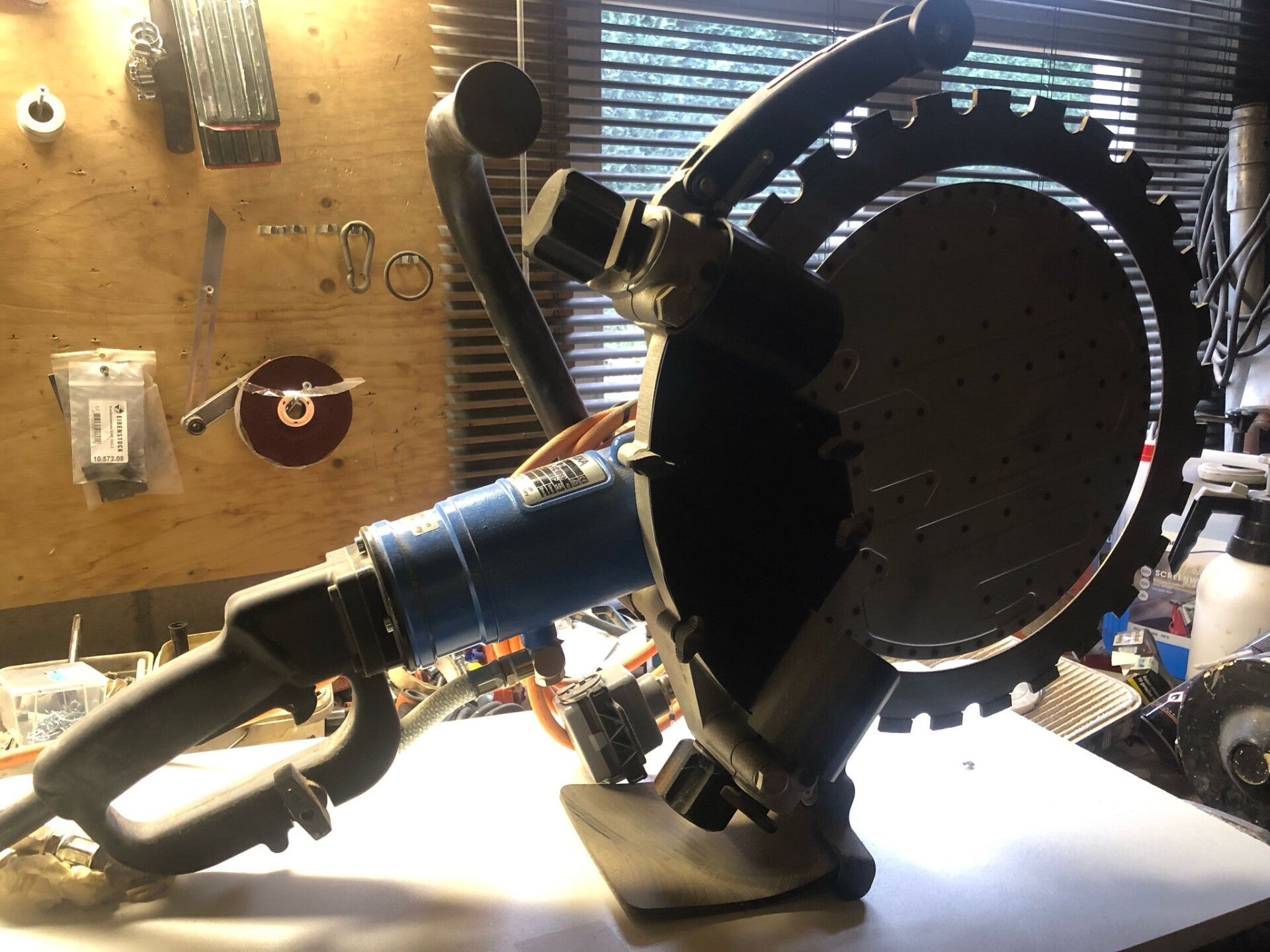 de ringzaag kan tot wel 30 cm diep door beton of steen zagen 