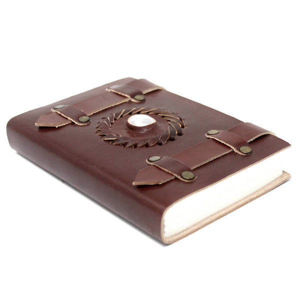 Carnet grimoire en cuir avec pierre de lune