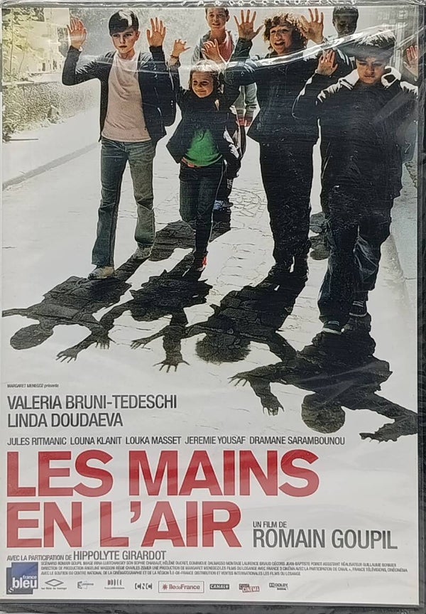 LES MAINS EN L' AIR