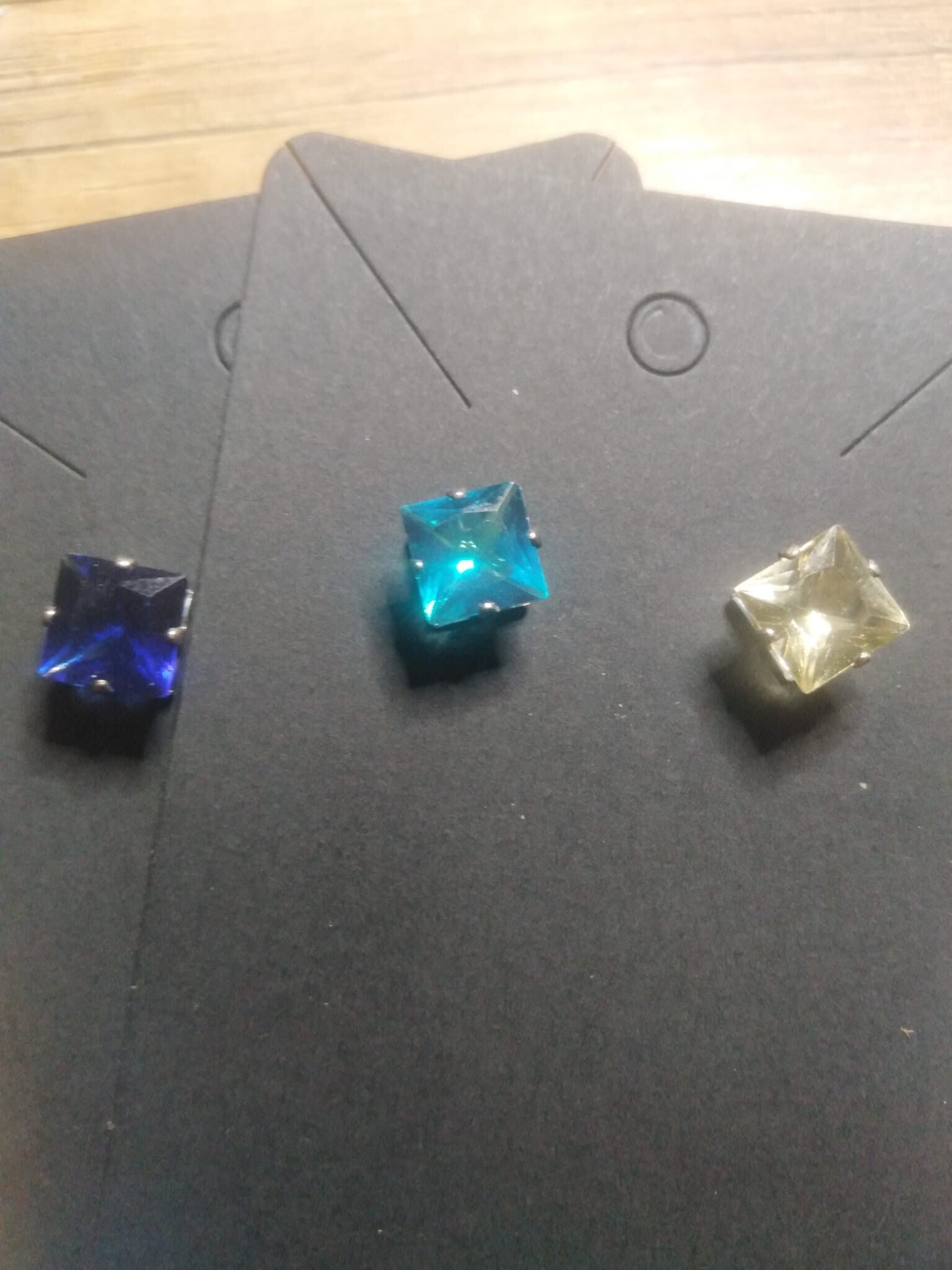 O0006 - Ohrstecker mit Stein