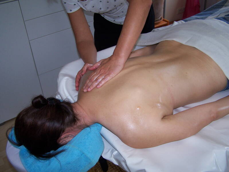 Rückenmassage im Ayurveda. Verspannungen lösen.
