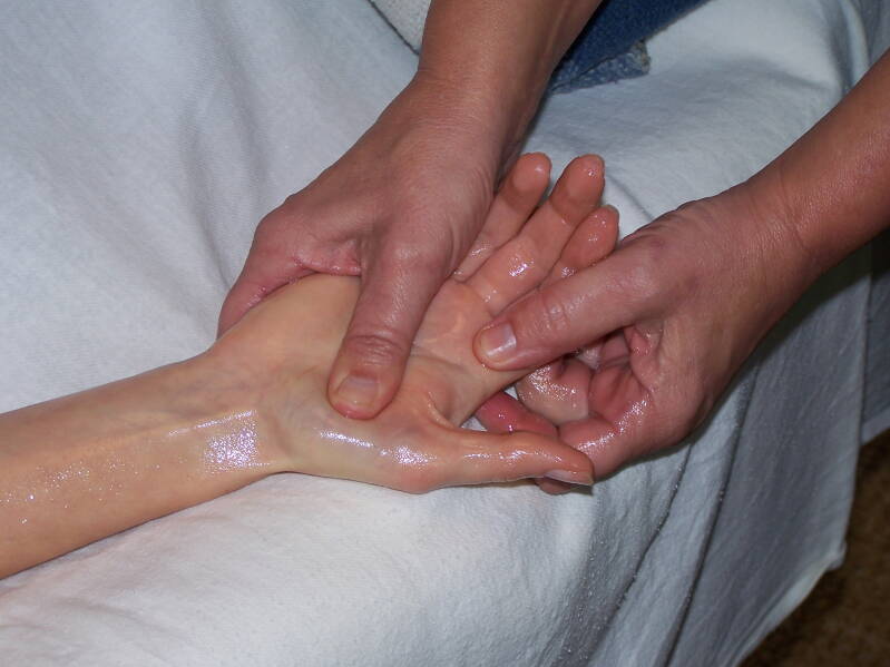 Ebergiemassage Nürnberg. Marmapunkte bearbeiten.