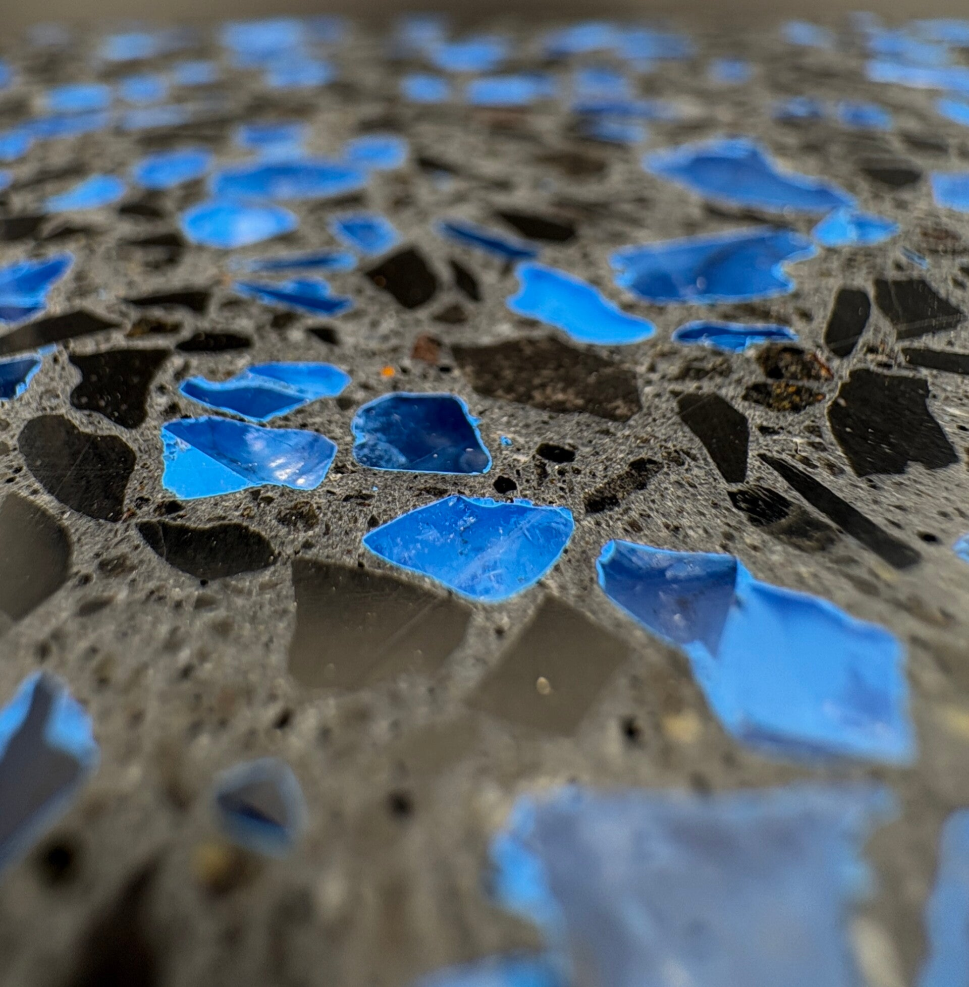 Diese personalisierten Tierurnen mit Terrazzo-Glas-Veredelung werden in aufwendiger Handarbeit gefertigt und sind ein einzigartiges Unikat für jeden Trauerplatz.