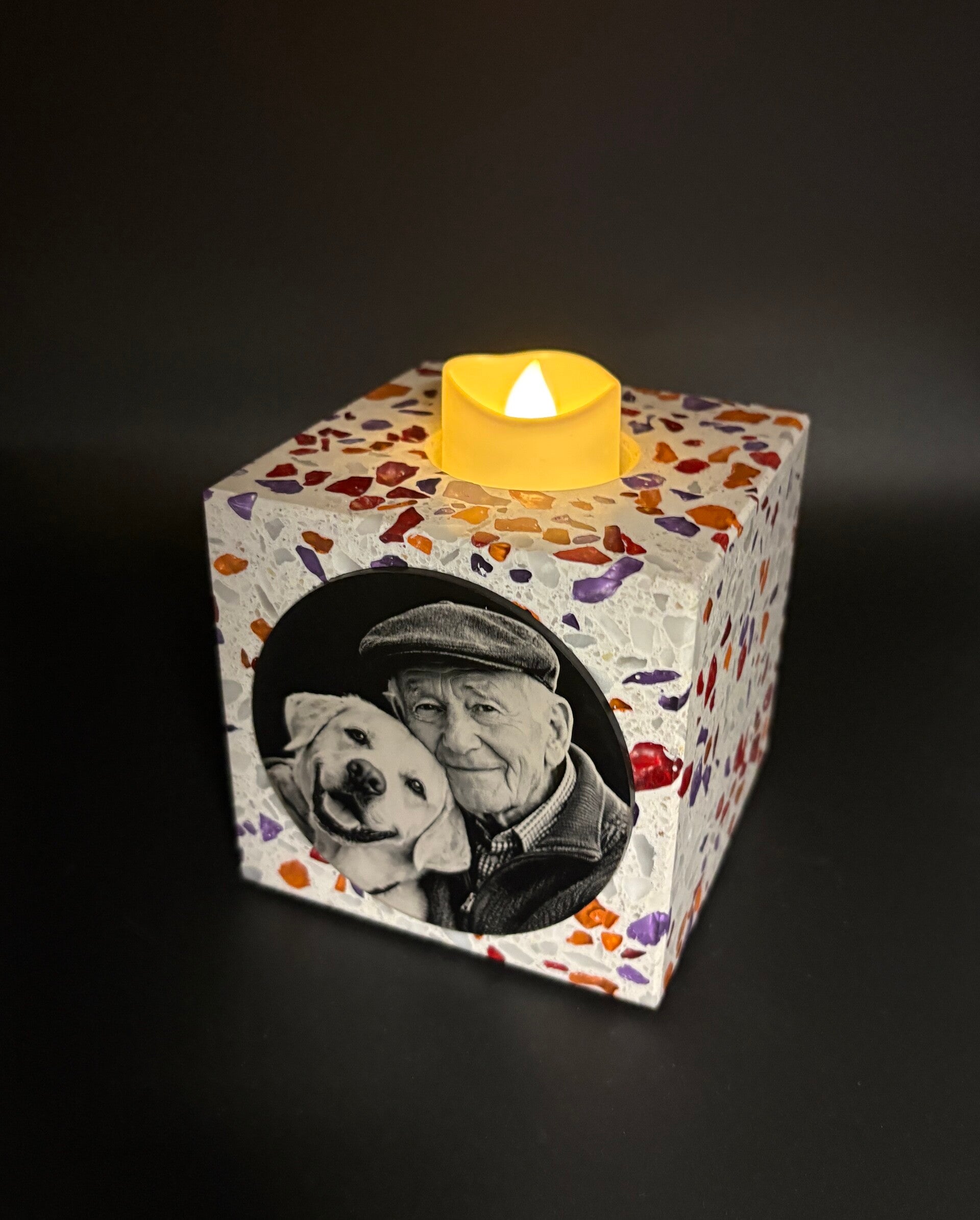 Die Kombination aus Hochleistungsbeton und Terrazzo-Optik macht jedes Gedenkobjekt zu einem echten Kunstwerk, das die Einzigartigkeit des gelebten Lebens widerspiegelt.