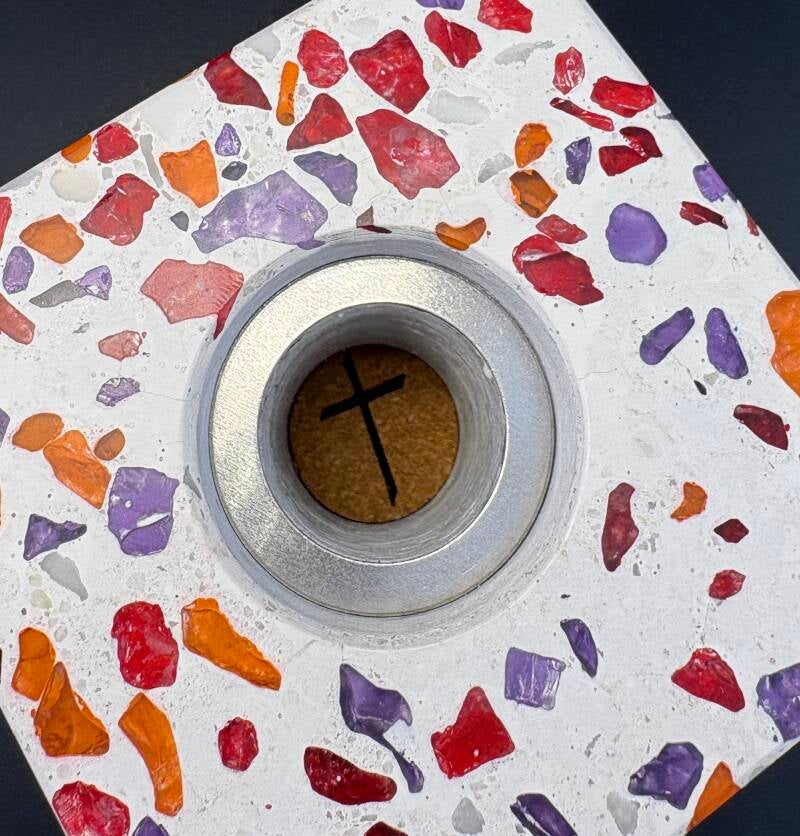 Jede Design-Urne aus Beton wird durch individuelle Matrixfarben und farblich abgestimmte Glassteine zu einem maßgeschneiderten Erinnerungsstück.