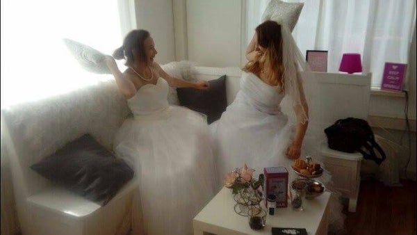 Cadeaubon 2 dames trouwjurken passen voor de lol!