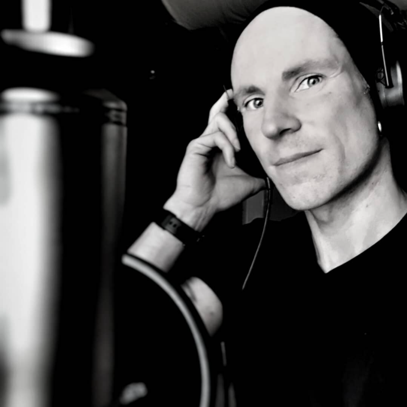 Torsten Benkenstein, Sänger, am Mikrophon