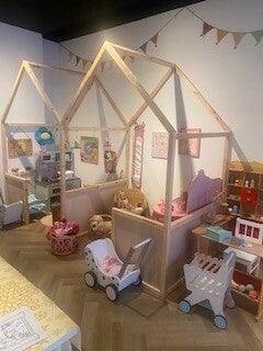 Speelhoek voor kinderen bij BijEssie kids speel en ontdek café in Delft